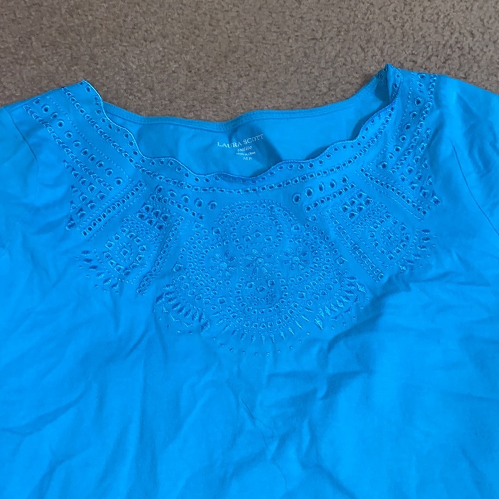 Simple T-Shirt - Picture 2 of 3